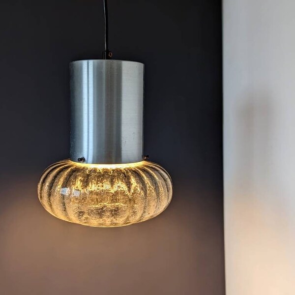 Rare pendentif scandinave des années 60. Ombre en verre coloré tachetée de fumée grise et dessus en aluminium. Plafonniers du milieu du siècle. Lumière de salon moderne