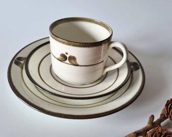 Trío Rörstrand NORDICA Taza, platillo y plato. Sueco moderno de mediados de siglo: Jacqueline Lynd y Carl-Harry Stålhane, 1978-1987.