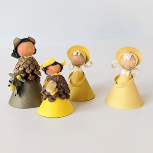 4 Vintage "Erstad & Stubbe" Teglbjærg lentemeisjes. Handgemaakte beeldjes in karton en dennenappel. Oude Deense schat. Gedetailleerd Scandinavisch ontwerp
