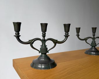 Just Andersen kandelaarset. Gemaakt van disko-metaal. Denemarken, Scandinavië. Nummer 2112. Kandelaar. Oud Deens, tijdloos design.