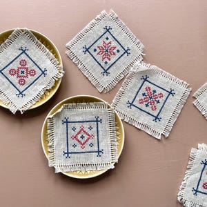 11 handmade fringe doilies with cross stitch. Embroidery from Denmark. Danish hygge. Haandarbejdets Fremme. Danish Vintage Folklore patterns