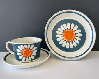 Daisy tea trio in great condition. Figgjo Flint, Turi Design / Turi Gramstad Oliver. Produced 1969 -1975. Scandinavian MCM.