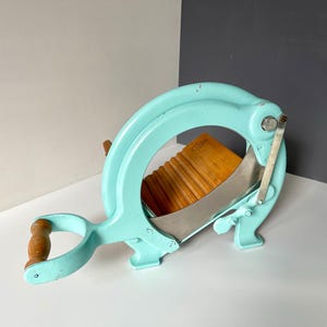 Vintage Danish Ginge Raadvad bread slicer / cutter in soft retro turquoise / light blue. Made in Denmark, 1960s. For use or display.