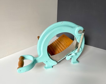 Rebanador/cortador de pan danés vintage Ginge Raadvad en turquesa suave retro/azul claro. Fabricado en Dinamarca en la década de 1960. Para uso o exhibición.