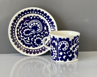 Tazza da tè XL Arabia 100 - duo Esteri Tomula. 1973. Tazza con piattino. Finlandia. Design retrò nordico, MCM moderno. 100° anniversario di Arabia