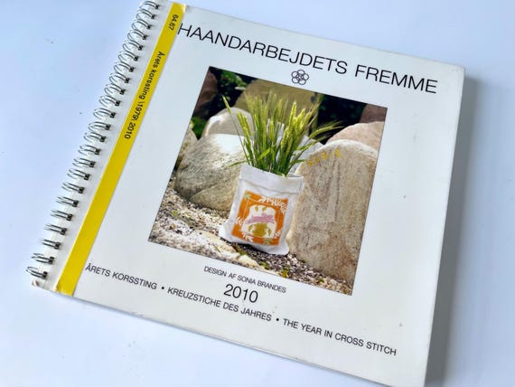 2010 Haandarbejdets Fremme. Cross Stitch Book / Calendar W. Cut