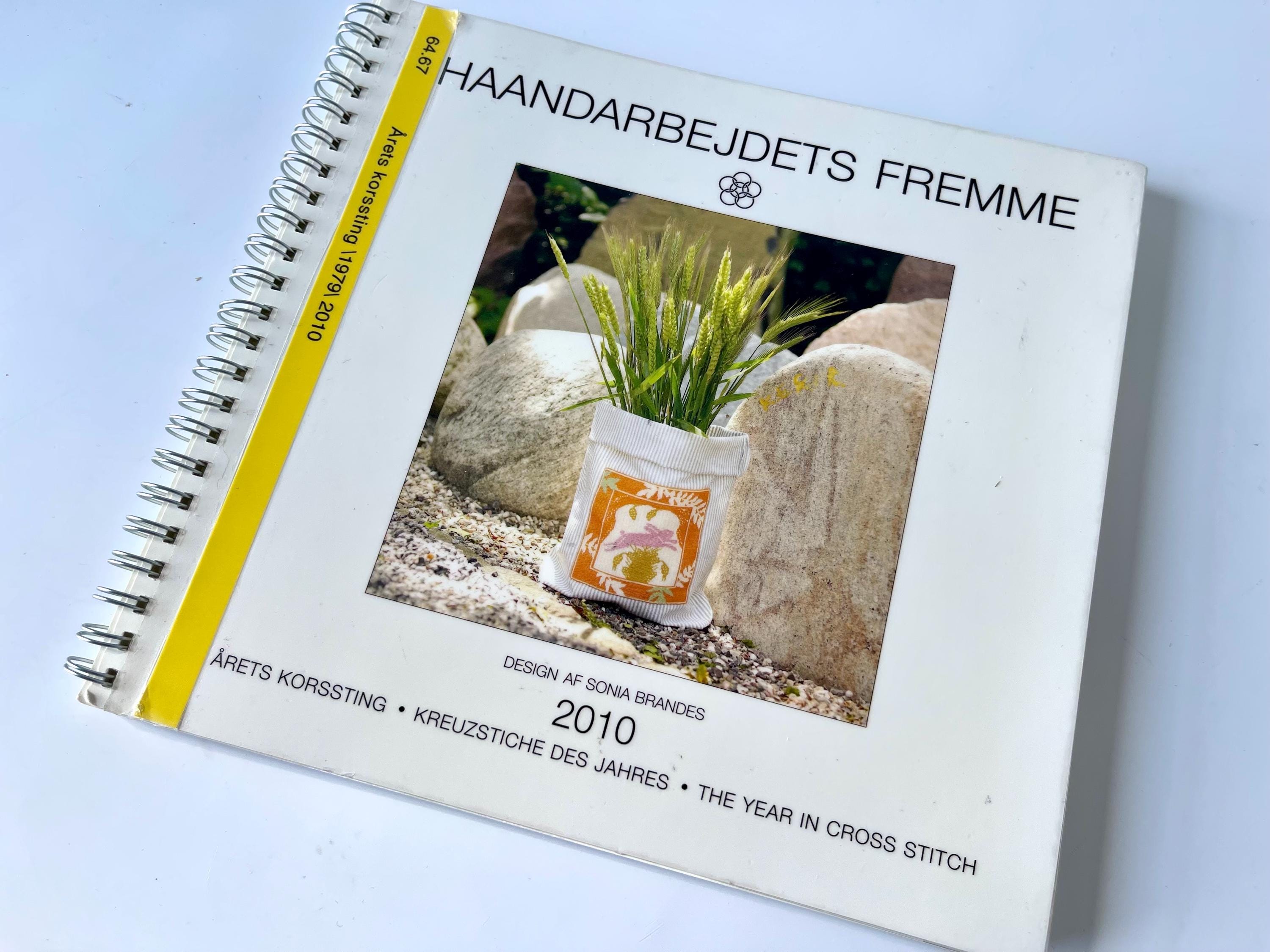 2010 Haandarbejdets Fremme. Cross Stitch Book / Calendar W. Cut