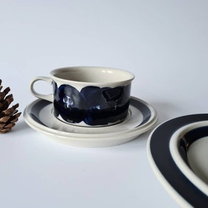 Arabia Trio - Anemone - Tasse, Unterteller und Teller. Finnland. Entworfen von Raija Uosikkinen und Ulla Procope Ende der 1950er - handbemalt MCM