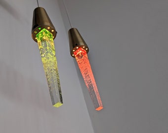 2 pendenti con ghiaccioli di Ateljé Engberg. Vetro pesante con piano in alluminio-ottone. Istappen / Icicle Lamp.Luce per piccoli spazi/angoli. Reggenza di Hollywood