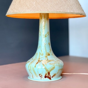 Lampe de table XL 1998 par Nils Ryge, danoise. Danemark. Poterie de haute qualité. Prise d'alimentation européenne, américaine, britannique ou australienne. Fait main de haute qualité. Design danois