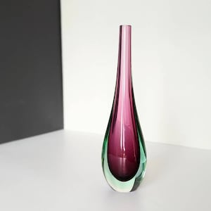 Flavio Poli for Seguso Vetri D’arte - Sommerso Murano glass. 1960s single stem teardrop vase. Optical Glass - purple & clear layered design.