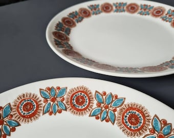 2 ASTRID dinner plates by Figgjo Flint, Norway. 1970s, Turi Gramstad Oliver Design. Scandinavian / Nordic design flower border