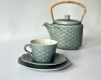 Trio - Quistgaard AZUR octagonal - 1960s Kronjyden and B&G - IHQ - Danish design. Embossed grey flower pottery. Nordic design / Denmark.