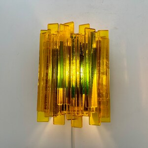 希少なクラウス・ボルビー作、1960年代のアクリルアート燭台。デンマーク製。60年代風のカラーガラス製ウォールランプ。ハリウッド・リージェンシー様式。EU、US、UK、Ausの電源プラグに対応。
