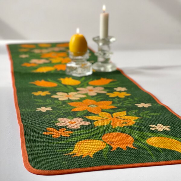 Danish spring / Easter burlap table runner - Decoration with flowers. Retro table cloth, 70s Denmark - tulips. Vintage fabric.
