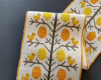 Long cross stitch table runner with baby chicks and Easter eggs - Handmade cotton table runner with fringes - vintage - Made in Denmark -