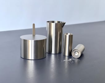 Salero y pimentero Stelton, además de crema y azucarero de Arne Jacobsen. Línea Cilinda. Diseño minimalista danés. MCM de Dinamarca
