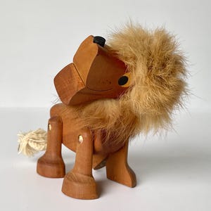 Lion vintage Sveistrup en teck du Danemark des années 1960. Bois sculpté. Original estampé. Boiseries vintage scandinaves. Figurine d'art danoise rétro en teck