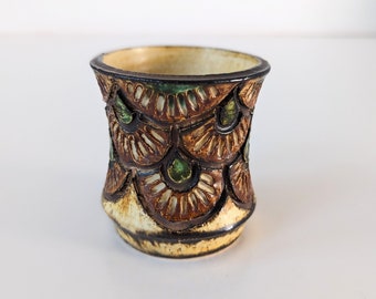Jette Helleroe 70s flower vase. Handmade in Denmark, high quality Scandinavian piece - 1970s - Relief decoration with brown, yellow & green