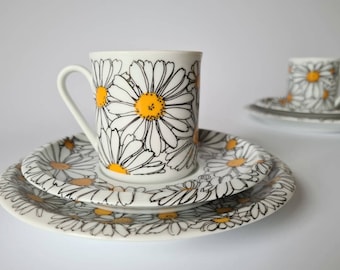 Retro &quot;Margueriter&quot; vintage trio - design Marguerite Walfridson for IKEA. Swedish 70s flower cup set. Modern Scandinavian Design.