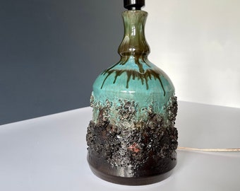 XL Künstlerische dänische Keramik Tischlampe. 1970er Jahre. Eu, Us, Uk oder Aus Netzstecker. Mid Century Keramik Leuchten. Keramik aus Skandinavien. Dänemark