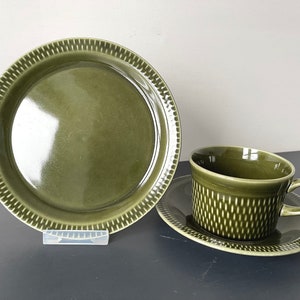 Trío de gronetas de Kåre Berven Fjeldsaa, Stavangerflint. Taza, platillo y plato - 1962 a 1979. Diseño escandinavo. Moderno de mediados de siglo.