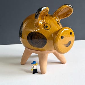 Spargris! 60-talsfigur av dansk keramikgris av Kaj Jørgensen för Hegnetslund Ceramic. Handgjorda med känsla för detaljer. Tillverkad i Danmark