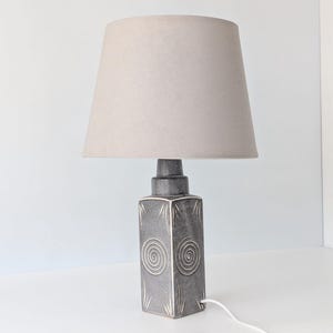 Dänische Lehmann oder PM keramik 70er Jahre Tischlampe. Schöne hellgraue Glasur. Eu, Us, Uk oder Aus Netzstecker. Dänisches Design. Mid Century Keramik Lampe.