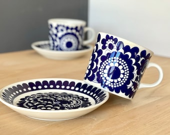 Tazza da tè XL Arabia 100 - duo Esteri Tomula. 1973. Tazza con piattino. Finlandia. Design retrò nordico, MCM moderno. 100° anniversario di Arabia