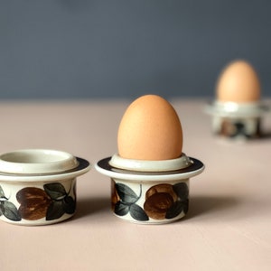 Set van 2 Ruija ei Cups - Arabia - Raija Uosikkinen en Ulla Procope in 1975. Handgeschilderd decor. Zeldzame edelstenen