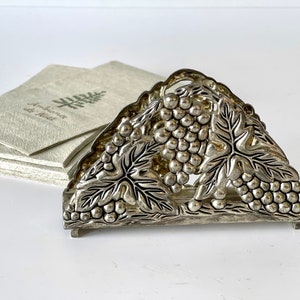 Tovagliolo o portalettere vintage placcato in argento con ornamenti d'uva - portacarte vintage in metallo degli anni '70. Arredamento scandinavo per la casa vecchia scuola