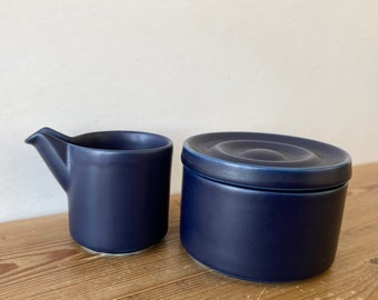 Arabia Blues sugar bowl & creamer - Designed by Heikki Orvola, Finland. Finnish design classic - modern vintage - bowl with lid