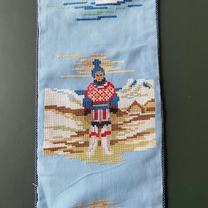 Kreuzstich Grönland Motive. Gestickter 60er 70er Jahre Wandbehang. Handgefertigt. Stoff mit Eisbären, Robbe, Hundeleine und Inuit.