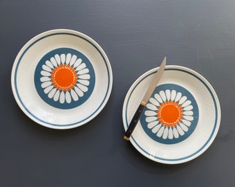Excellent! 2 Daisy dinner plates in great condition. Figgjo Flint, Turi Design / Turi Gramstad Oliver. Produced 1969 -1975. MCM.