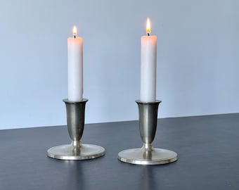 Just Andersen kandelaarset "2674". Deens tin. Elegant model, Denemarken, Scandinavië. Genummerd. Collectorsitem.