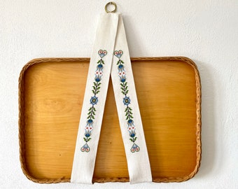 Cross stitch hearts and flowers - embroidery vintage tray holder . Handmade treasure, 60s, Denmark. Haandarbejdets fremme