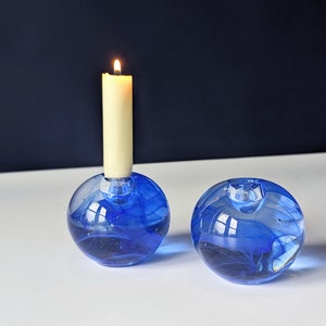 Kosta Boda BLUE MOON。Anna Ehrner によるデザイン。スウェーデン製のガラス製キャンドルホルダー 2 個セット。ヴィンテージ スカンジナビア、ミッドセンチュリー モダンでヒュッゲな雰囲気