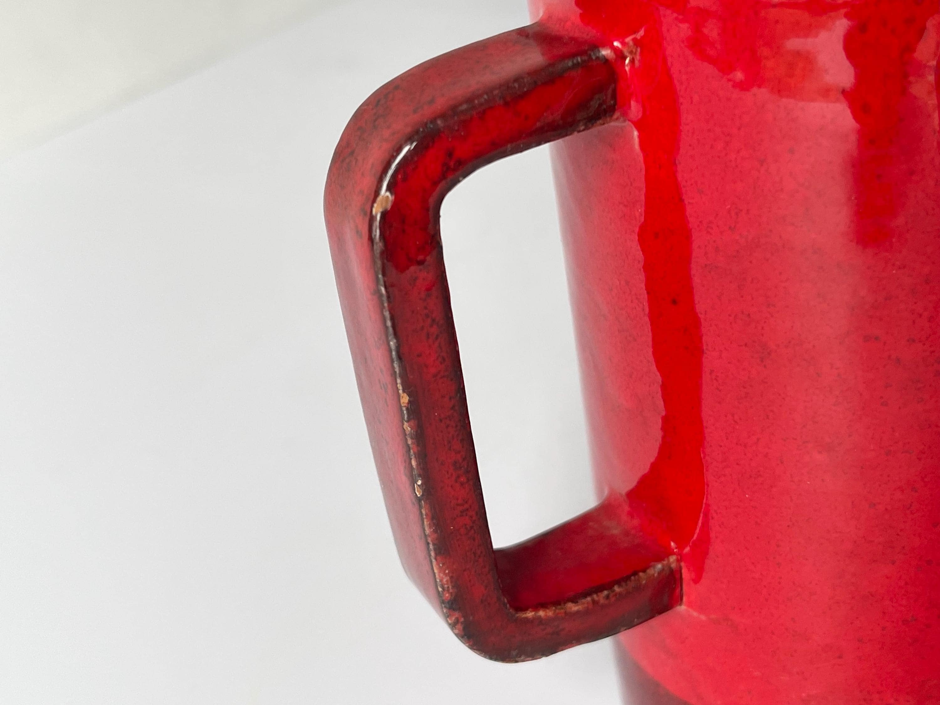 イタリア製ヴィンテージ マグカップ - 赤い釉薬と黒い底