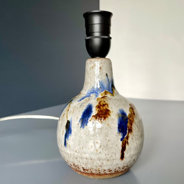 Artistic Danish ceramic table lamp. 1970s. Plug type: European or American. Danish Design. Mid Century ceramic lights. Glazed base.