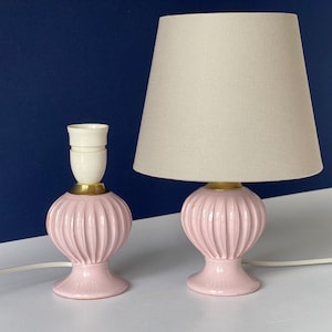 Set med 2 gamla danska ljusrosa bordslampor i glansigt glaserat keramik med mässingsmanschett. Eluttag för EU, USA, Storbritannien eller Australien. 1950-tal. Dansk design MCM