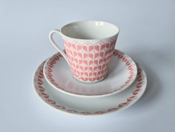 Dänisches 50er Jahre Trio von LYNGBY of Denmark. Skandinavisch MCM, Mid Century Modern. Hellrosa Muster auf dünnem eleganten Porzellan. Tasse, Untertasse, Teller
