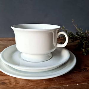 Trío Arabia 60s Ulla Procope. Taza de patas blancas con platillo y plato. Finlandia. Diseño nórdico retro vintage, MCM moderno de mediados de siglo.