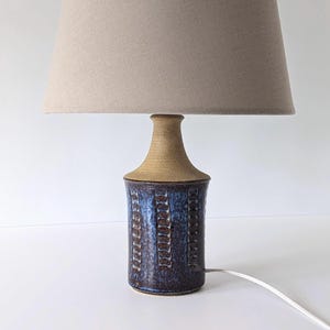 Lampa stołowa Maria Philippi z glazurowanej ceramiki – zaprojektowana dla „Søholm” w Danii. Lata 60. XX wieku. Lampy ceramiczne w duńskim stylu. Wtyczka europejska, amerykańska, brytyjska lub australijska.
