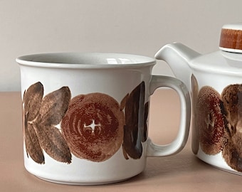 Arabia XL mug - Rosmarin  - beer mug. Finland. Designed by Raija Uosikkinen and Ulla Procope in the late 1950. Handpainted brown