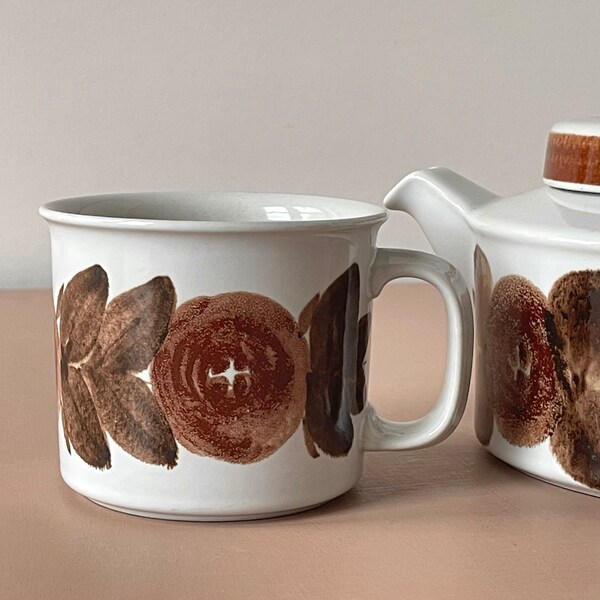 Arabia XL mug - Rosmarin  - beer mug. Finland. Designed by Raija Uosikkinen and Ulla Procope in the late 1950. Handpainted brown