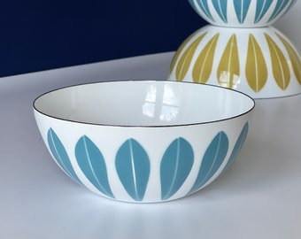 7,87" great condition! Lotus bowl by Cathrineholm of Norway - Enamel - in very nice condition. MCM / Mid century modern.