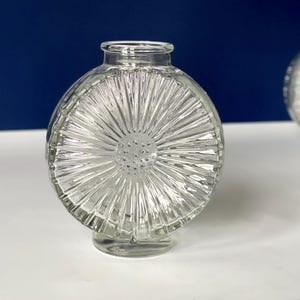 Una bottiglia di vetro vintage assolutamente meravigliosa che ricorda l&#39;iconica Sun Bottle di Helena Tynell. Vetro artistico finlandese vintage degli anni &#39;70.
