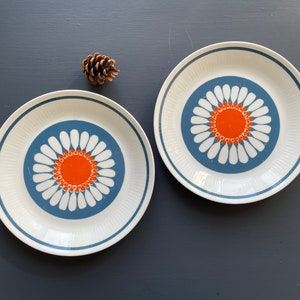 Excellent! 2 Daisy dinner plates in great condition. Figgjo Flint, Turi Design / Turi Gramstad Oliver. Produced 1969 -1975. MCM.