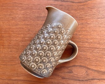 Rare large pitcher - Quistgaard UMBRA- 1960s Kronjyden - IHQ - Danish design. Embossed brown flower pottery. Nordic design. Mid century