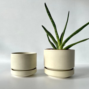 Set of 2 Arabia of Finland planters - by Richard Lindh, 1960s design. Offwhite, minimalistic. SN flower pot
